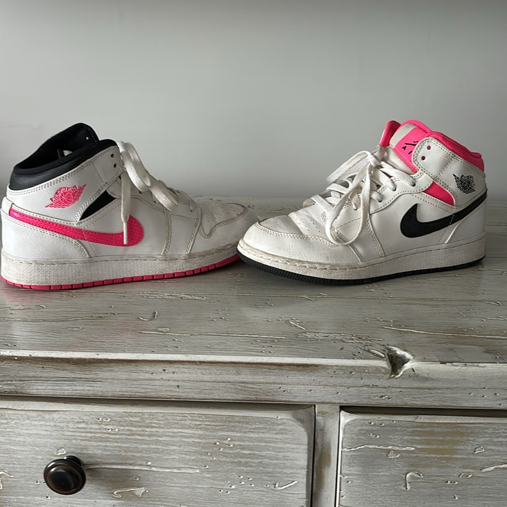 Air Jordan 1 Retro Mid White Black Hyper Pink
size 6.5y/UK 6